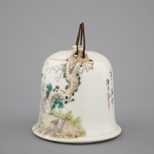 A Chinese Qianjiang style porcelain teapot and cover, ca. 1900 — photo 3