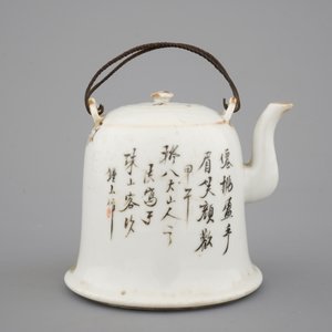 A Chinese Qianjiang style porcelain teapot and cover, ca. 1900 — photo 4