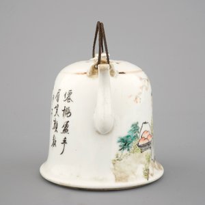A Chinese Qianjiang style porcelain teapot and cover, ca. 1900 — photo 5
