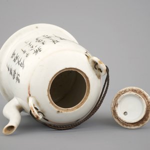 A Chinese Qianjiang style porcelain teapot and cover, ca. 1900 — photo 6