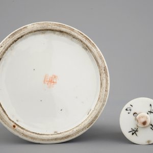A Chinese Qianjiang style porcelain teapot and cover, ca. 1900 — photo 7