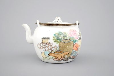 Une théière en porcelaine de Chine de style Qianjiang, 19/20ème