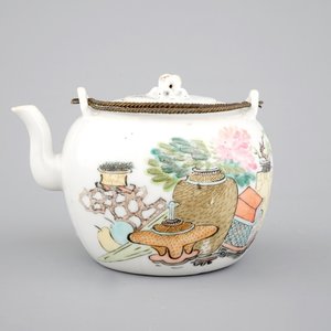 Une théière en porcelaine de Chine de style Qianjiang, 19/20ème — photo 1