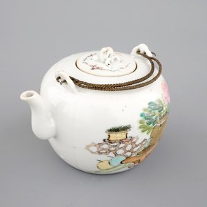 Une théière en porcelaine de Chine de style Qianjiang, 19/20ème — photo 2