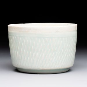 A Chinese qingbai bowl with castor relief design, Song — 照片 1