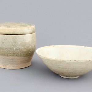 A Chinese Qingbai bowl with fish and a green box and cover, Song, 10-13th C. — foto 1