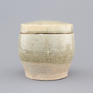 A Chinese Qingbai bowl with fish and a green box and cover, Song, 10-13th C. — foto 2