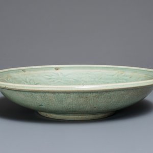 A Chinese qingbai charger with underglaze floral design, Ming — 照片 3