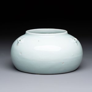 A Chinese qingbai-glazed jar with three handles, 18th C. — 照片 1