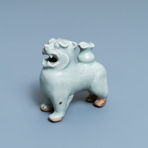 A Chinese qingbai joss stick holder in the shape of a tiger, Ming — 照片 1