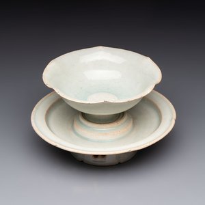 A Chinese qingbai lobed cup and stand, Song — foto 1