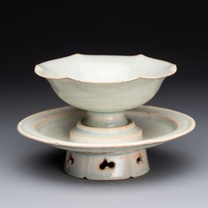 A Chinese qingbai lobed cup and stand, Song — foto 3