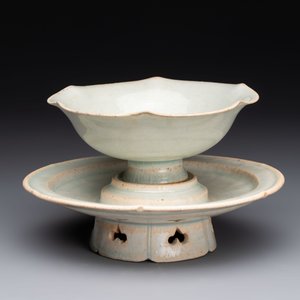 A Chinese qingbai lobed cup and stand, Song — foto 4