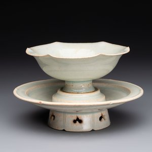 A Chinese qingbai lobed cup and stand, Song — foto 5