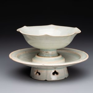 A Chinese qingbai lobed cup and stand, Song — foto 6
