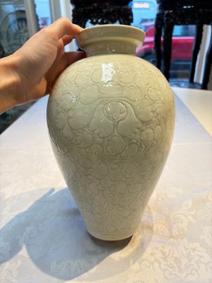 A Chinese qingbai 'Meiping' vase with incised floral design, Yuan or later — 照片 1