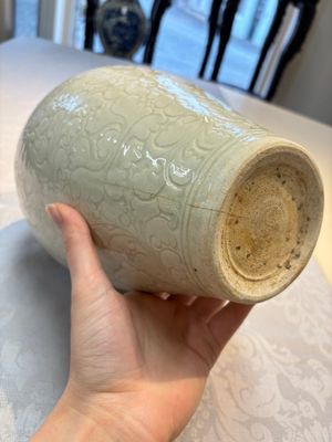 A Chinese qingbai 'Meiping' vase with incised floral design, Yuan or later — 照片 11