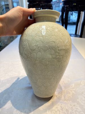 A Chinese qingbai 'Meiping' vase with incised floral design, Yuan or later — 照片 2