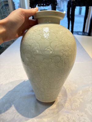 A Chinese qingbai 'Meiping' vase with incised floral design, Yuan or later — 照片 3