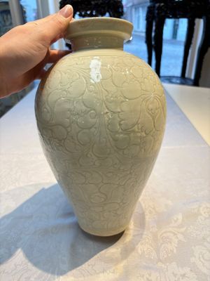 A Chinese qingbai 'Meiping' vase with incised floral design, Yuan or later — 照片 4