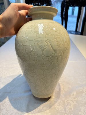 A Chinese qingbai 'Meiping' vase with incised floral design, Yuan or later — 照片 5