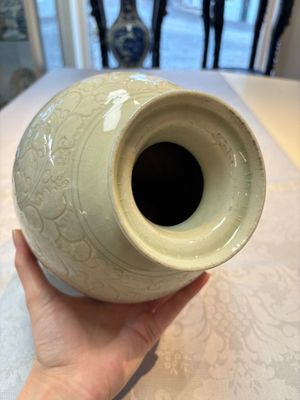 A Chinese qingbai 'Meiping' vase with incised floral design, Yuan or later — 照片 8