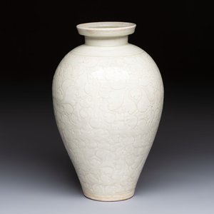 A Chinese qingbai 'Meiping' vase with incised floral design, Yuan or later — 照片 1