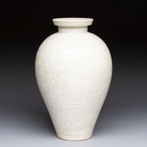 A Chinese qingbai 'Meiping' vase with incised floral design, Yuan or later — 照片 2