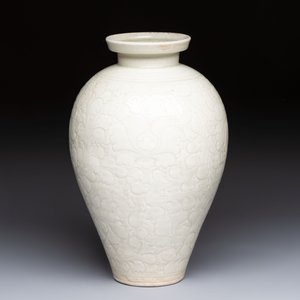 A Chinese qingbai 'Meiping' vase with incised floral design, Yuan or later — 照片 3