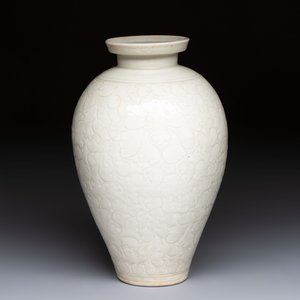 A Chinese qingbai 'Meiping' vase with incised floral design, Yuan or later — 照片 4