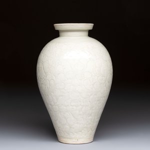 A Chinese qingbai 'Meiping' vase with incised floral design, Yuan or later — 照片 5