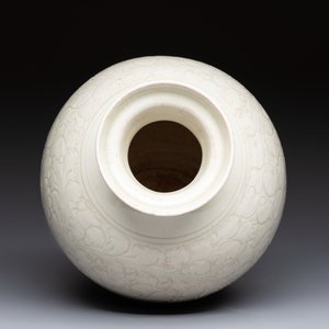 A Chinese qingbai 'Meiping' vase with incised floral design, Yuan or later — 照片 6