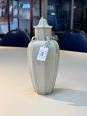 A Chinese qingbai octagonal vase and cover, Song/Yuan — foto 1