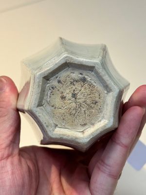 A Chinese qingbai octagonal vase and cover, Song/Yuan — foto 13