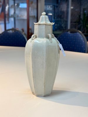 A Chinese qingbai octagonal vase and cover, Song/Yuan — foto 2