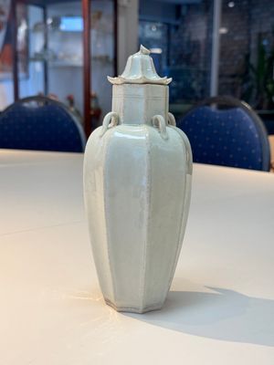 A Chinese qingbai octagonal vase and cover, Song/Yuan — foto 3