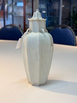 A Chinese qingbai octagonal vase and cover, Song/Yuan — foto 4