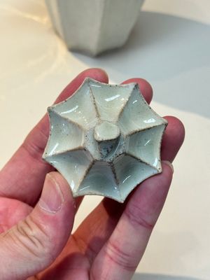 A Chinese qingbai octagonal vase and cover, Song/Yuan — foto 5