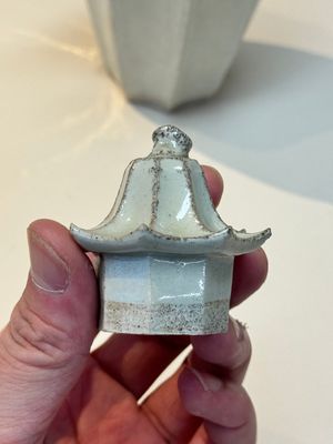A Chinese qingbai octagonal vase and cover, Song/Yuan — foto 6