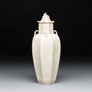 A Chinese qingbai octagonal vase and cover, Song/Yuan — foto 1