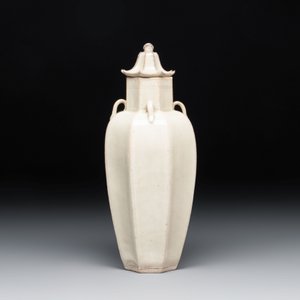 A Chinese qingbai octagonal vase and cover, Song/Yuan — foto 2