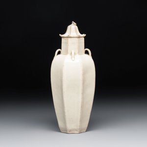A Chinese qingbai octagonal vase and cover, Song/Yuan — foto 3