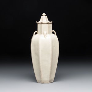 A Chinese qingbai octagonal vase and cover, Song/Yuan — foto 4