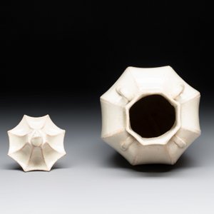 A Chinese qingbai octagonal vase and cover, Song/Yuan — foto 5