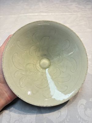 A Chinese qingbai tea bowl with incised floral design, 20th C. — 照片 5