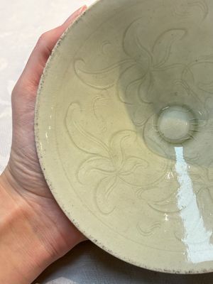 A Chinese qingbai tea bowl with incised floral design, 20th C. — 照片 9