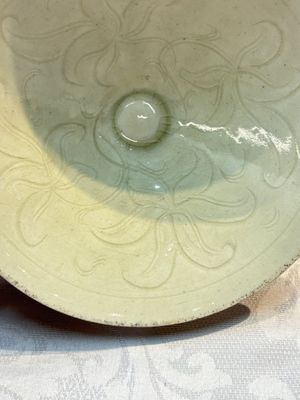 A Chinese qingbai tea bowl with incised floral design, 20th C. — 照片 10