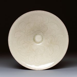 A Chinese qingbai tea bowl with incised floral design, 20th C. — 照片 1