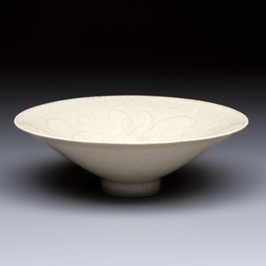 A Chinese qingbai tea bowl with incised floral design, 20th C. — 照片 2
