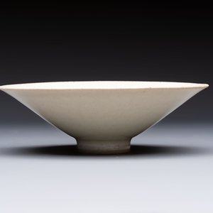A Chinese qingbai tea bowl with incised floral design, 20th C. — 照片 3